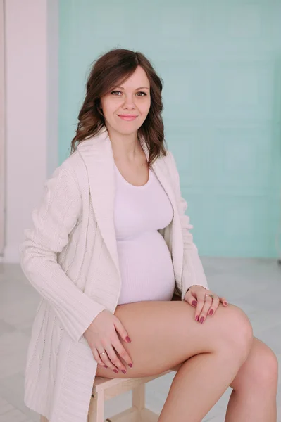 Happy pregnant young woman waiting for a child — Stock Photo, Image