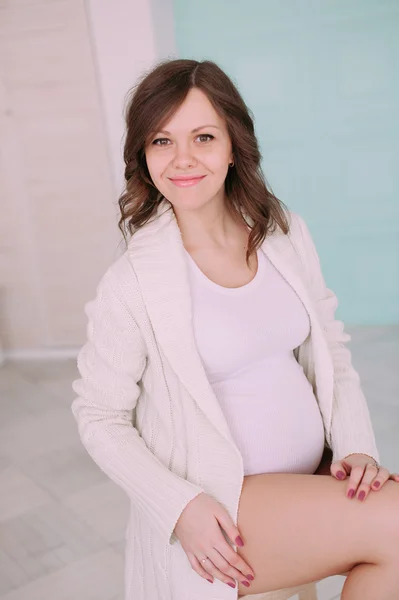 Ευτυχισμένη έγκυος, νεαρή γυναίκα που περιμένει παιδί. — Φωτογραφία Αρχείου