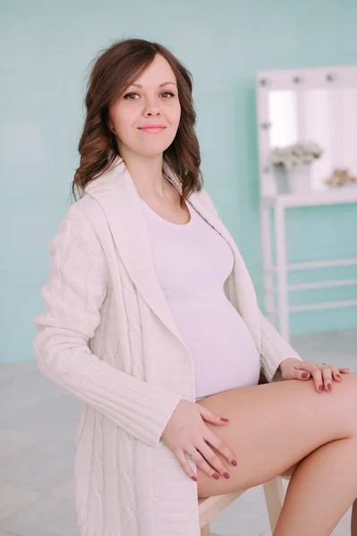 Happy pregnant young woman waiting for a child — Stock Photo, Image