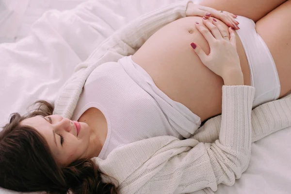 Ευτυχισμένη έγκυος, νεαρή γυναίκα που περιμένει παιδί. — Φωτογραφία Αρχείου