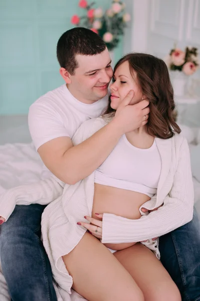 아기의 탄생을 기다리는 가족. 임신한 여자와 그녀의 남편 착용 백색 의류 — 스톡 사진