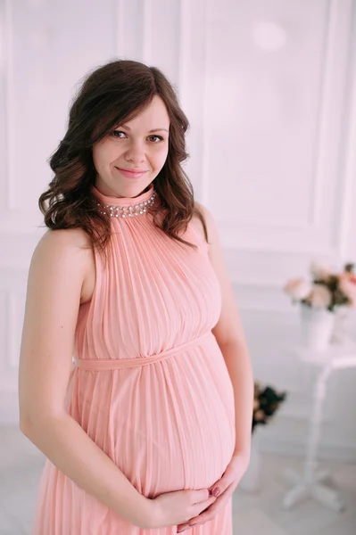 Felice giovane donna incinta in attesa di un bambino — Foto Stock