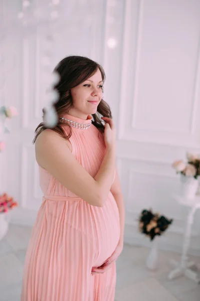 Felice giovane donna incinta in attesa di un bambino — Foto Stock