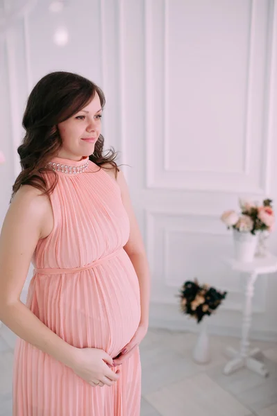 Glückliche schwangere junge Frau wartet auf ein Kind — Stockfoto