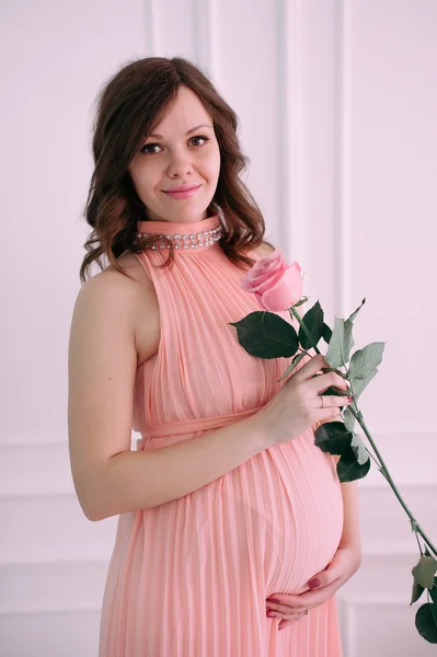 Šťastná těhotná mladá žena čeká na dítě — Stock fotografie