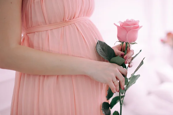 Primo piano di una pancia incinta carino — Foto Stock