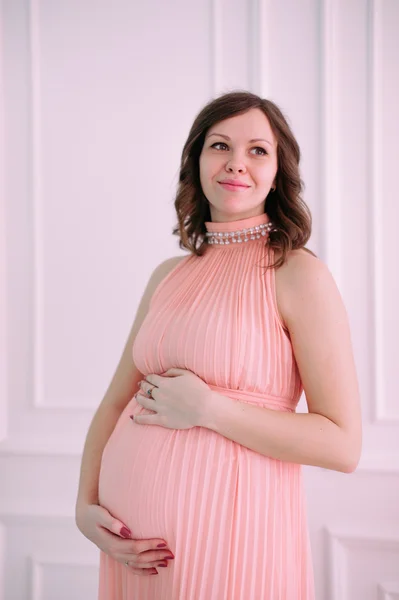 Mutlu hamile bir kadın çocuk bekliyor. — Stok fotoğraf