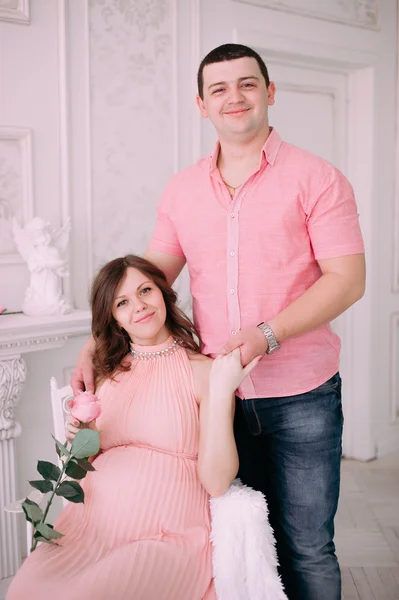 Famille attendant la naissance du bébé. Une femme enceinte et son mari portant des vêtements blancs — Photo