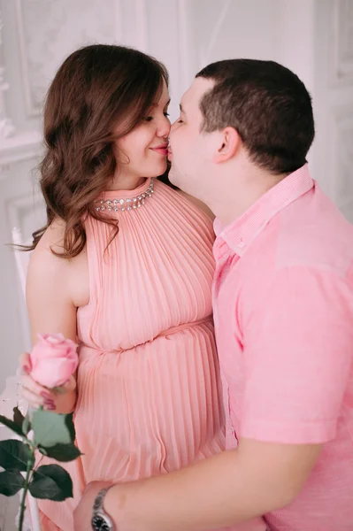 Famille attendant la naissance du bébé. Une femme enceinte et son mari portant des vêtements blancs — Photo