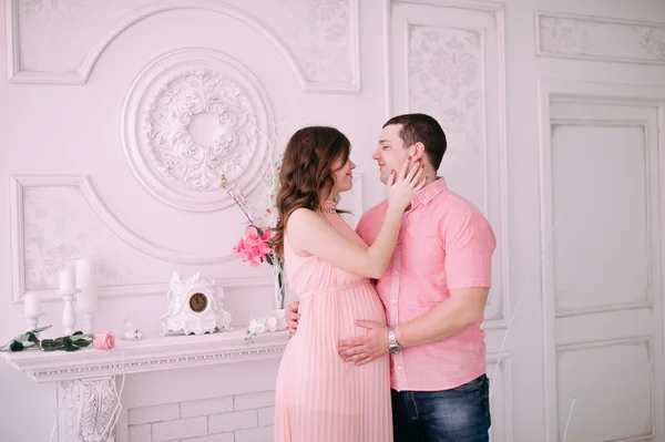 Famille attendant la naissance du bébé. Une femme enceinte et son mari portant des vêtements blancs — Photo