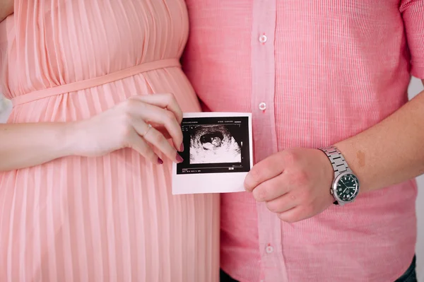 아기의 탄생을 기다리는 가족. 임신한 여자와 그녀의 남편 착용 백색 의류 — 스톡 사진