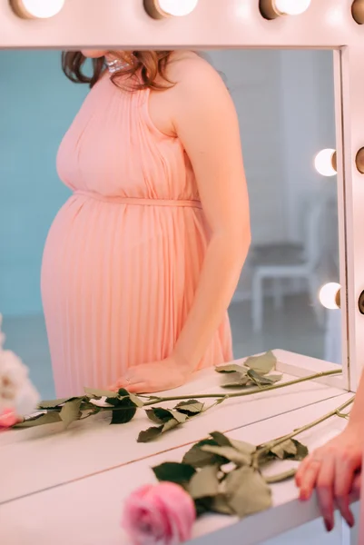 Крупним планом милий вагітний живіт — стокове фото