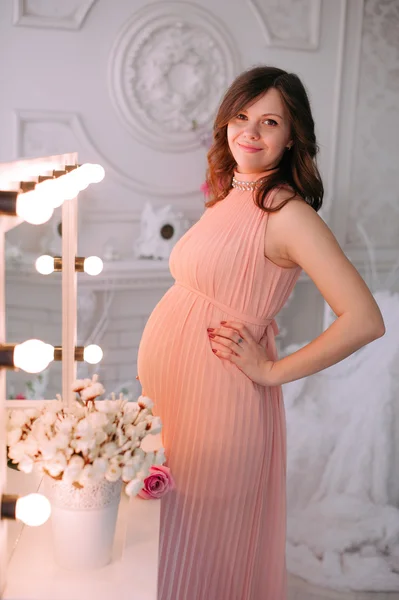 Happy pregnant young woman waiting for a child — Stock Photo, Image