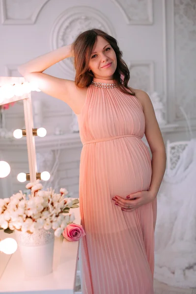 Boldog terhes, fiatal nő vár egy gyerekre. — Stock Fotó