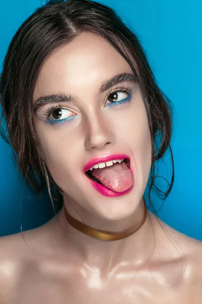 Retrato de chica de belleza con maquillaje vívido. Retrato de mujer de moda de cerca sobre fondo azul. Colores brillantes. Maquillaje de manicura. Ojos humeantes, pestañas largas. Rainbow Colors. Disparo retoque — Foto de Stock