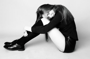 Siyah ve beyaz im oturan genç kız siyah çorap ve şort,