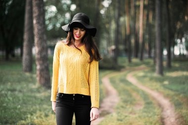 Bir brunnete mutlu ve gülümseyen kız portresi 