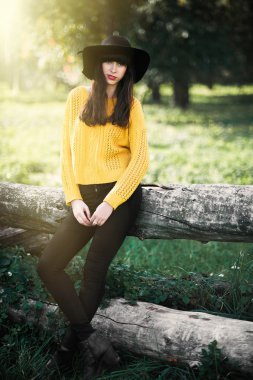 Bir brunnete mutlu ve gülümseyen kız portresi 