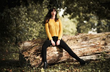 Bir brunnete mutlu ve gülümseyen kız portresi 