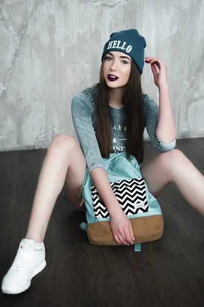 Mode hipster femme avec sac à dos en chapeau bleu et robe grise — Photo