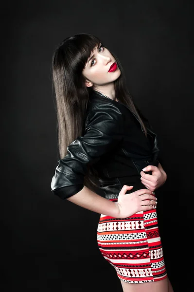 レザー ジャケットと赤パターンのドレスを着ている女性 — ストック写真