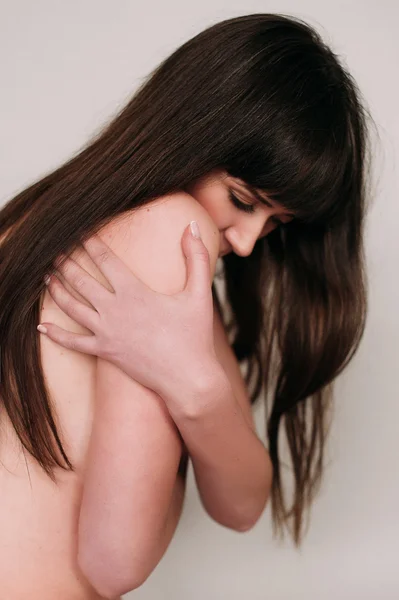 Belle femme aux lèvres rouges en studio, assise nue — Photo