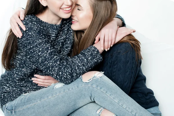 Junge und schöne Schwestern in Freundschaft, teilen Freude, Vertrauen, — Stockfoto