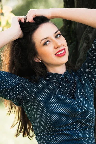 Retrato de una morena feliz y sonriente —  Fotos de Stock