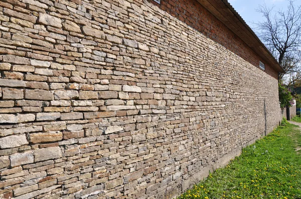 Building walls with slabs of natural stone — Stock Photo, Image