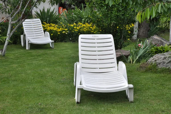 Meubles pour se détendre dans le jardin à sa datcha parmi la verdure — Photo