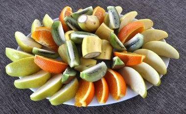 Bir plaka üzerinde kesme meyve