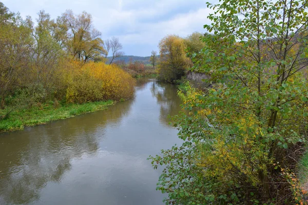 秋天的风景 有树木和一条小河 — 图库照片