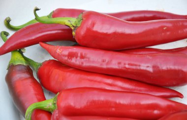 Kırmızı kırmızı kırmızı biber bir kasede yatıyor.