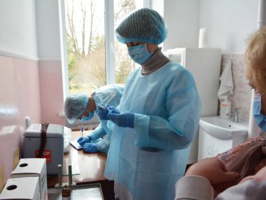 Chortkiv - Ternopil - Ukrayna - 3 Mart 2021. Ukrayna 'nın Chortkiv kentindeki bir tıp kurumunda Coronavirus aşısı sırasında. 