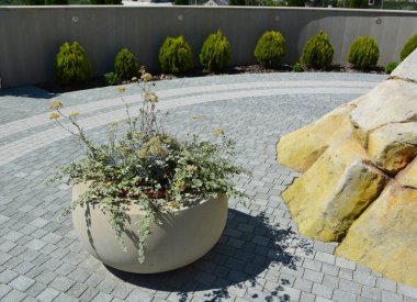 Bahçedeki peyzaj, park, meydan, dinlenme alanındaki modern tasarım parçaları.