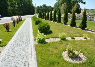 Bahçedeki peyzaj, park, meydan, dinlenme alanındaki modern tasarım parçaları.