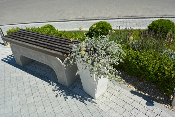 Bahçedeki Peyzaj Park Meydan Dinlenme Alanındaki Modern Tasarım Parçaları — Stok fotoğraf