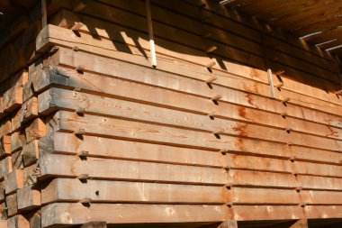 Temiz havanın altında çiğ odun doğal olarak kurur. 