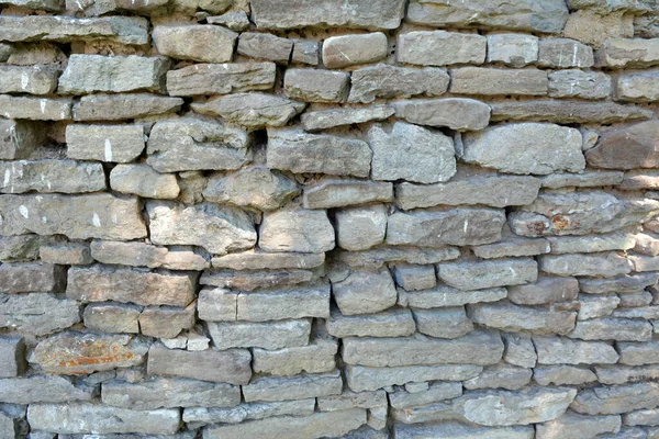 用天然石瓦建造的旧墙 — 图库照片