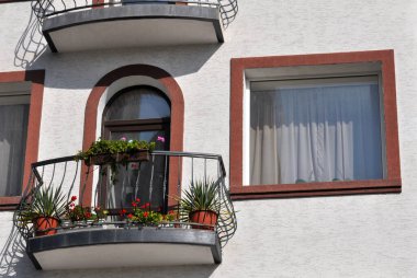 Metal-plastik pencereyi dışarıdan görüntüle ve tasarla