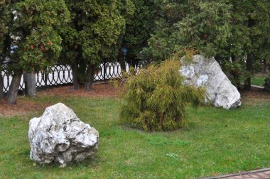 Bahçedeki peyzaj, park, meydan, dinlenme alanındaki modern tasarım parçaları.