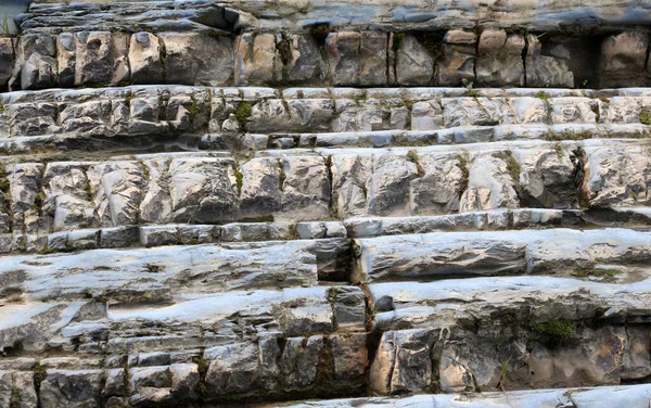 Ukrayna Karpatya 'sında tortulu kaya oluşumlarının kanatları