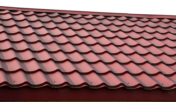 Дом, крыша которого покрыта металлической плиткой