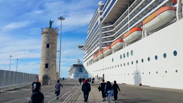 CIVITAVECCHIA, ITÁLIA. Turistas vão pousar em um grande navio de cruzeiro . — Vídeo de Stock