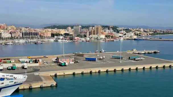 Olaszország. Szardínia. A kikötő és a Cagliari város panorámája. Süt a nap, — Stock videók