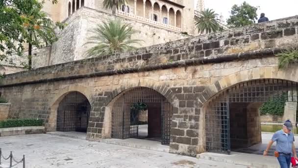 Palma De Mallorca, İspanya. Almudaina Palace - eski kralların kale. — Stok video
