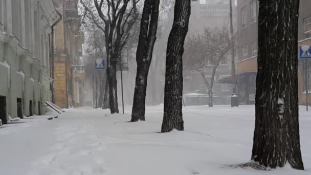 Neve Sta Cadendo Una Strada Vuota Nella Parte Vecchia Una — Video Stock