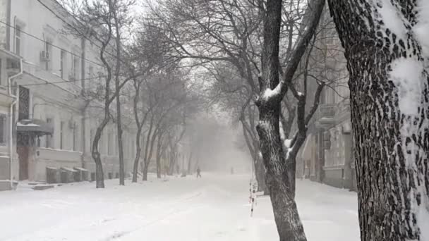 Neve Sta Cadendo Una Strada Vuota Una Vecchia Città Europea — Video Stock