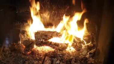 Kış günü. Şömine alevi. Yakın çekim video çekimi.
