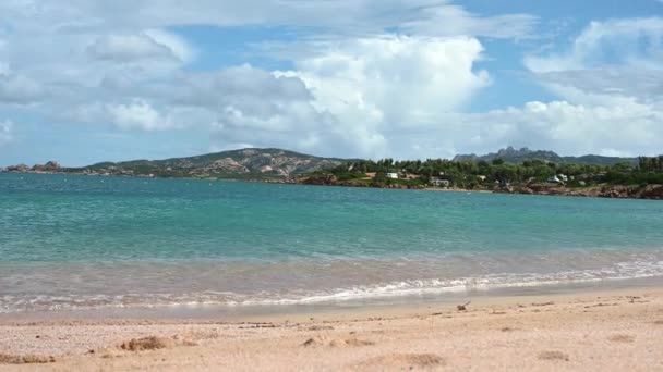 Strand scene op Sardinië in de herfst. — Stockvideo